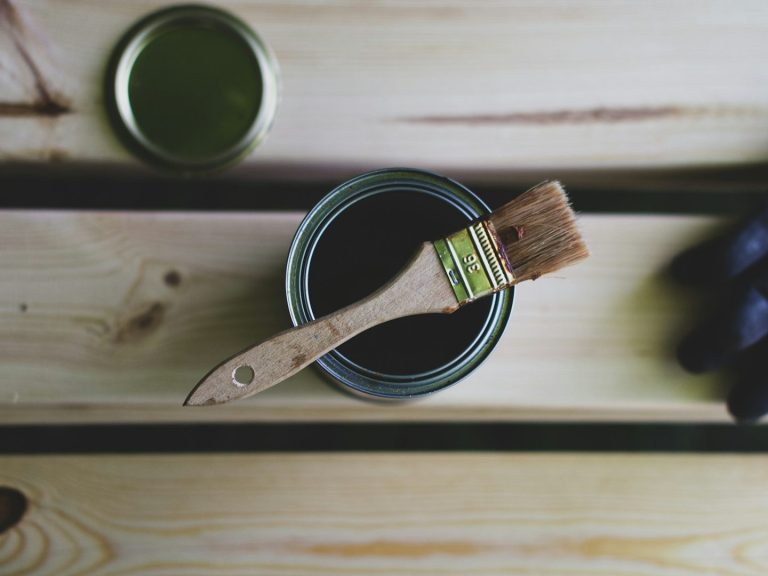 Werkzeug und Material für Reparaturen rund ums Haus